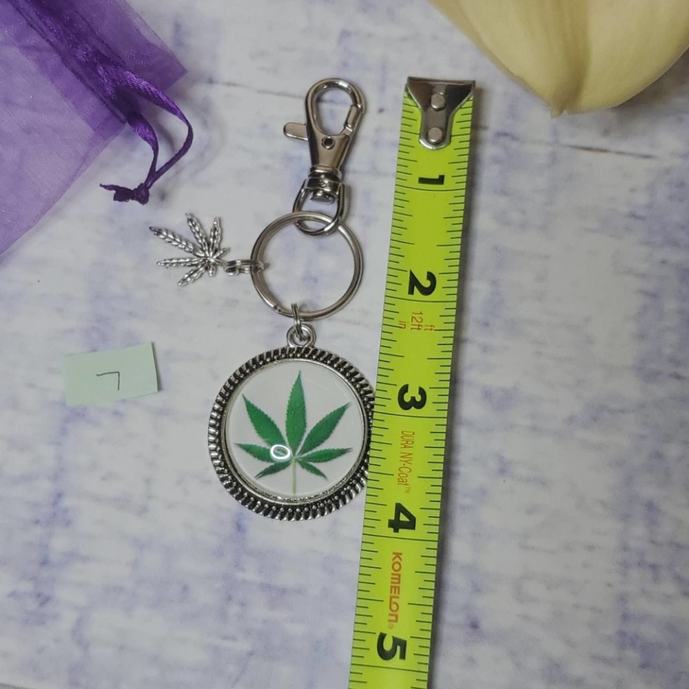 Handmade Leaf Keychain - Picture 2 of 4